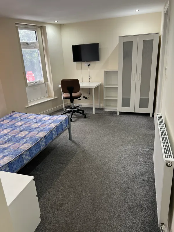 72 Derby Grove, NG7 1PF – 6-Bedroom En-suite Student House - Thumbnail 11